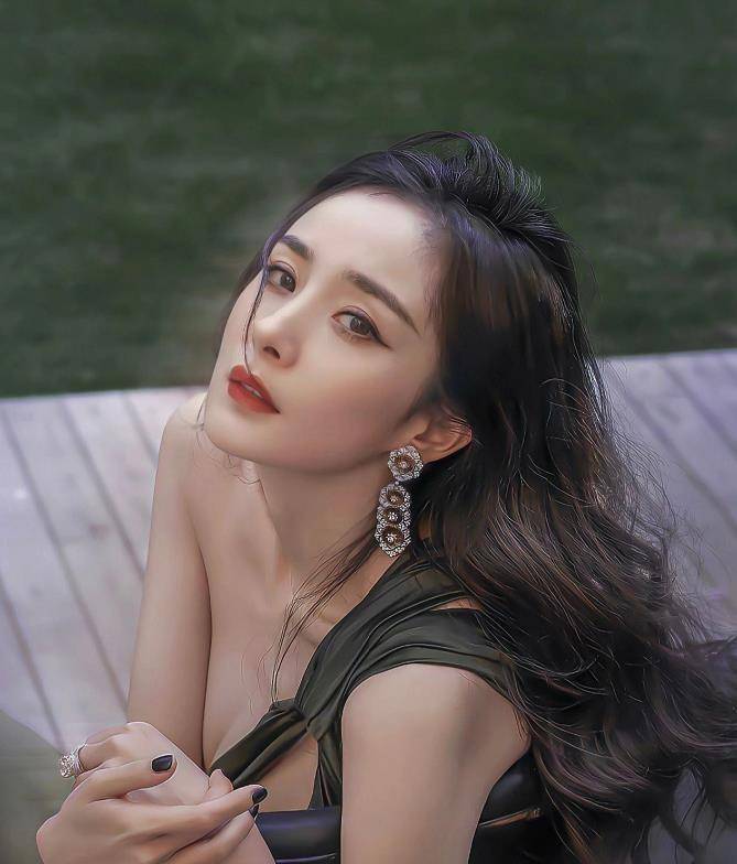 化身"绿色妖姬",被她的眼睛迷住了_时尚_明星_杨幂