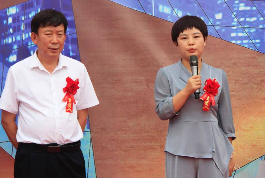 在众人的见证下,礼花齐放,礼炮齐鸣,社旗县委常委,县政府常务副县长