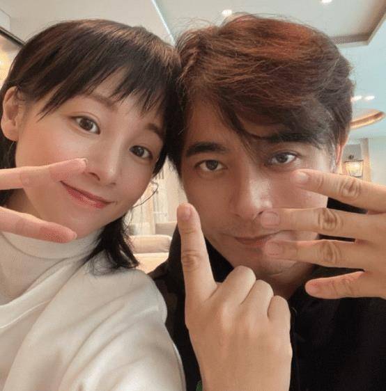 章龄之晒结婚证庆结婚9年,表白老公爱你如初,和陈龙穿情侣鞋压马路_之