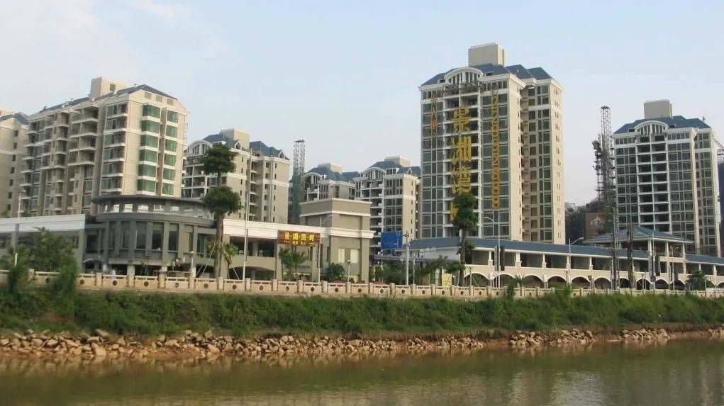 光大地产相继开发了景湖春天,景湖蓝郡,景湖春晓,景湖名郡,景湖时代城