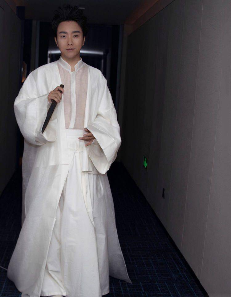 40岁李玉刚出席活动,穿一袭中国风汉服,成全场亮点!_白色_造型_古风