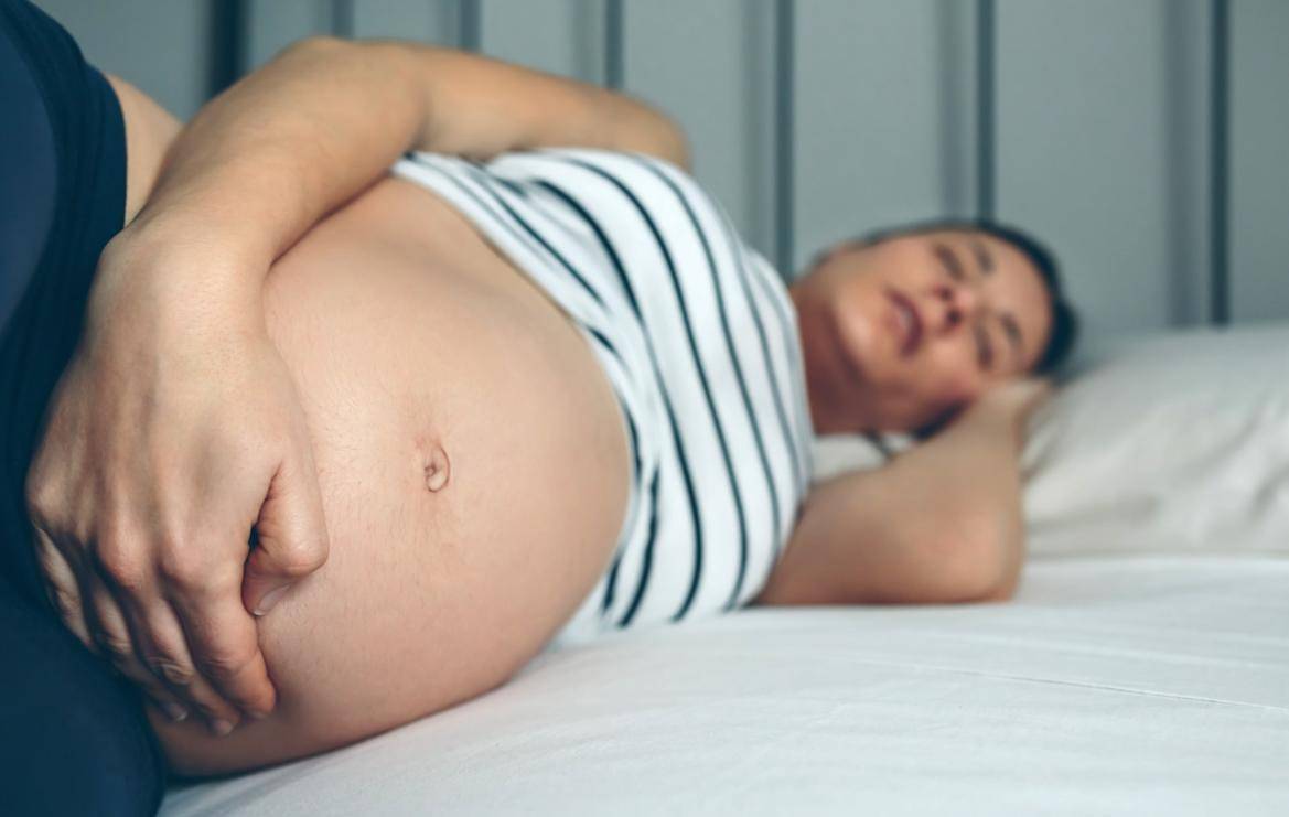 孕晚期只能左侧睡吗？这三种睡姿需避免,孕妈们别＂坑娃＂