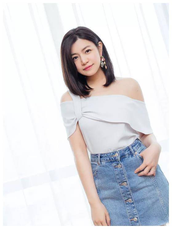 平胸别乱买衣服,今年流行这3款"专属"上衣,显瘦高级有气质_大卫亚