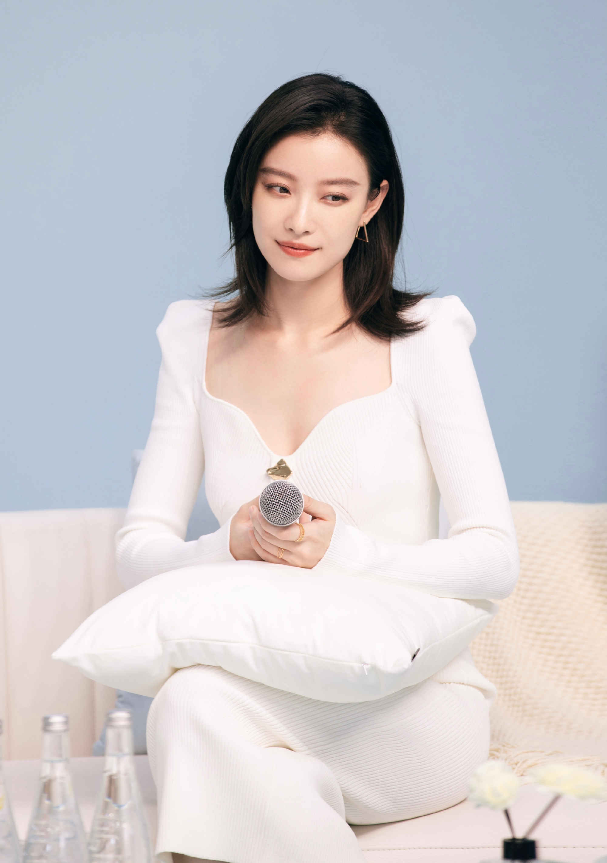 倪妮的直播造型优雅又高级,不负时尚女王称号,时尚表现力太吸睛_身材