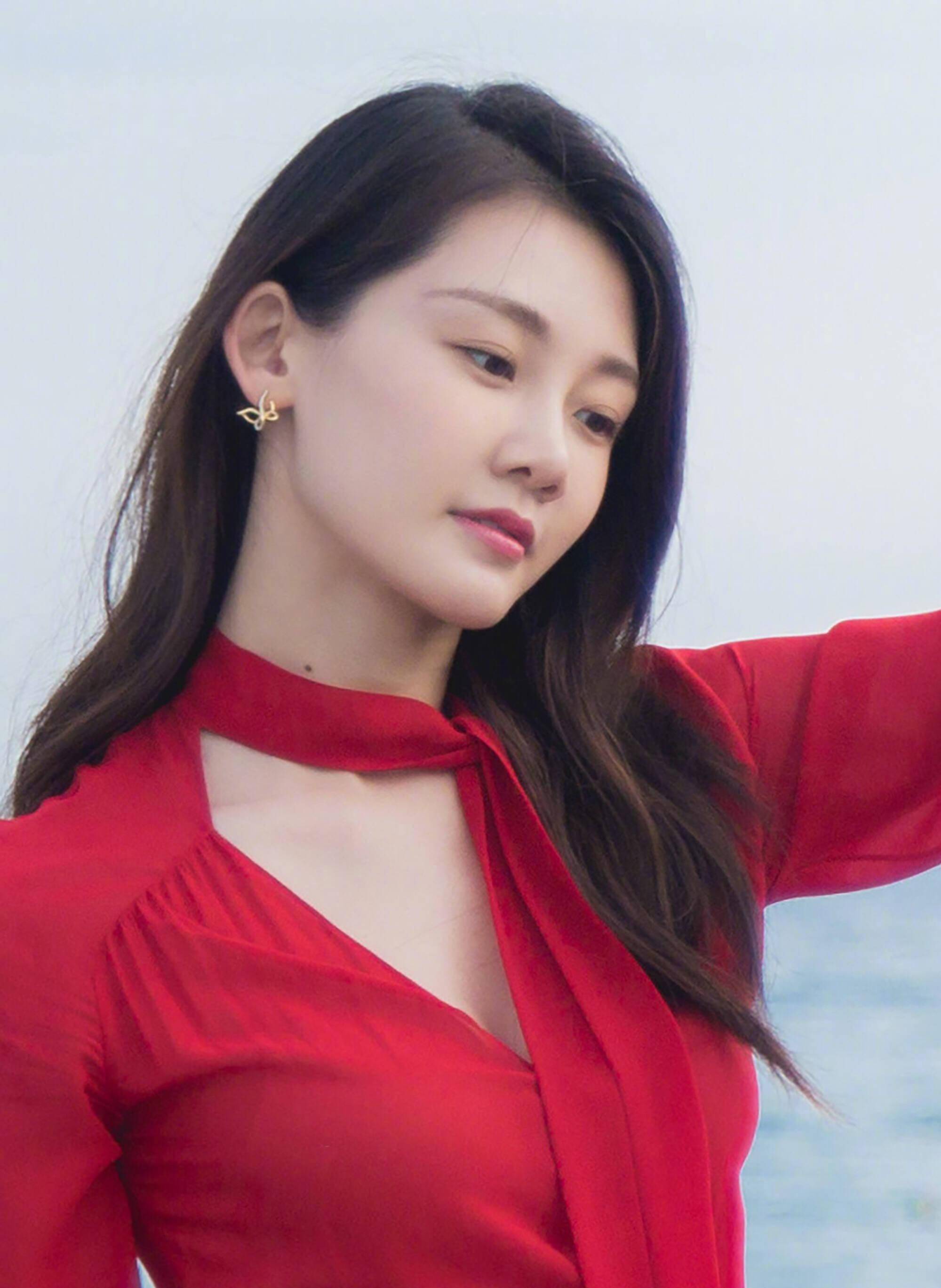 郑凯夫妻很少出现在大众视线里,苗苗更是,每次都是清新的穿搭_裙子