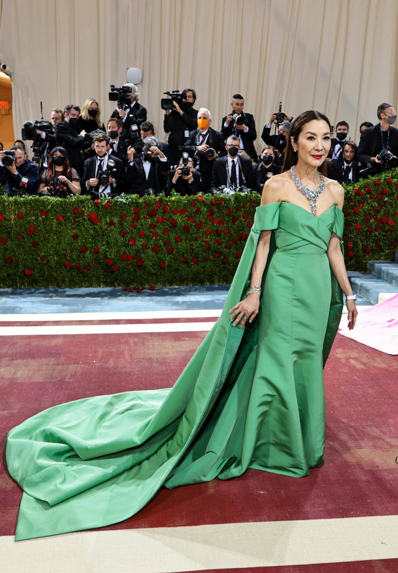 60岁的杨紫琼又扮嫩了,草绿色抹胸裙高调亮眼,身材气质依旧出众_女性