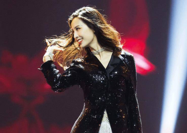 黄圣依金莎20年前合照曝光,没有精修颜值真实,冻龄女神没错了_时候