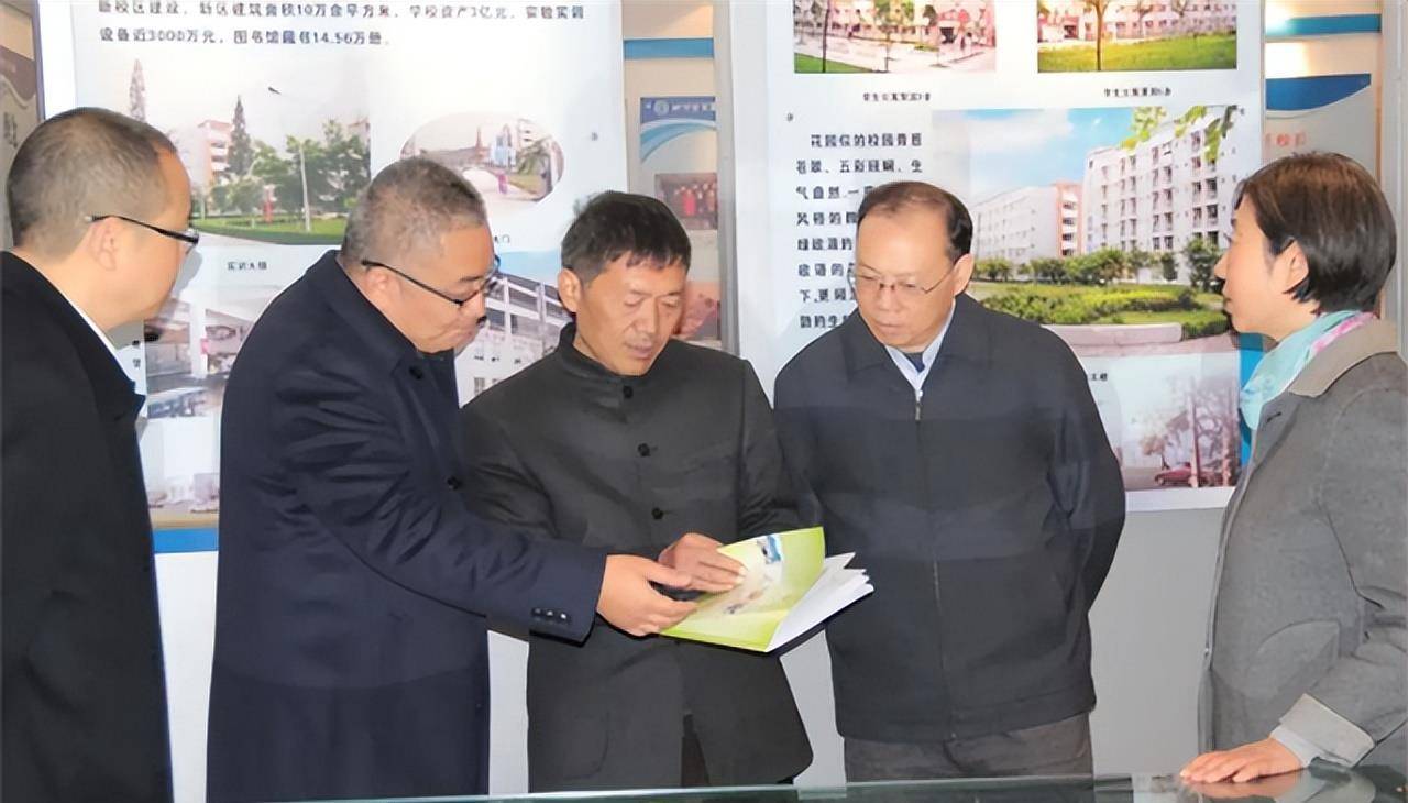 2018年原汶川县委书记落马,主政5年亏8亿,为扮清官让母亲捡垃圾_青理