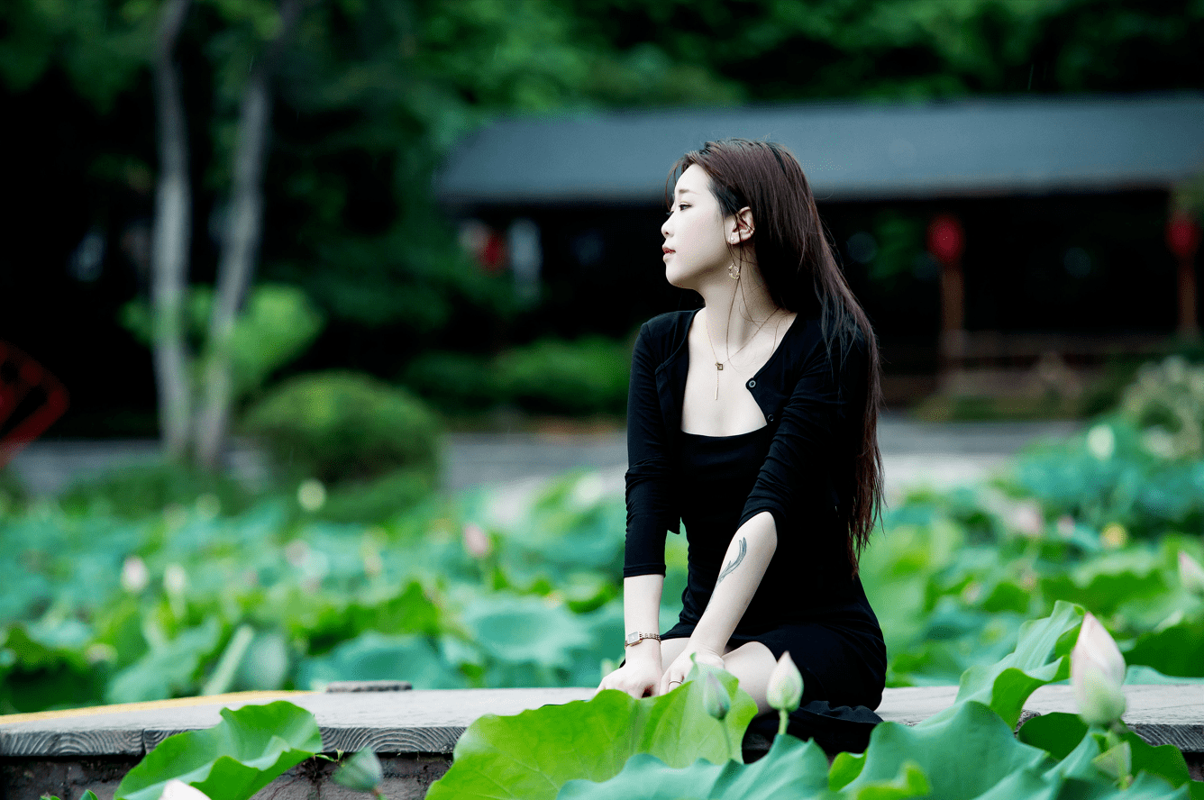 林妤然莲池近照少女感十足 秋日莲花美好相衬_风格_写真_处理