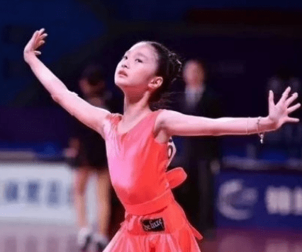 半岛全站女明星14岁女儿拉丁舞比赛个头高挑时尚舞蹈裙被网友们热论(图2)