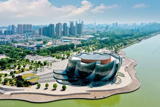 镜头中的徐州音乐厅,建筑灵感源自紫薇花