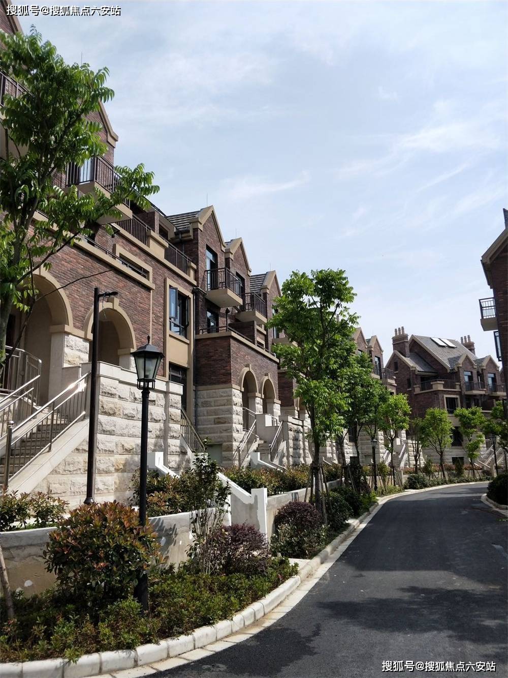 叠拼别墅于一体,是北仑城区乃至宁波市区极为稀缺的纯山地别墅