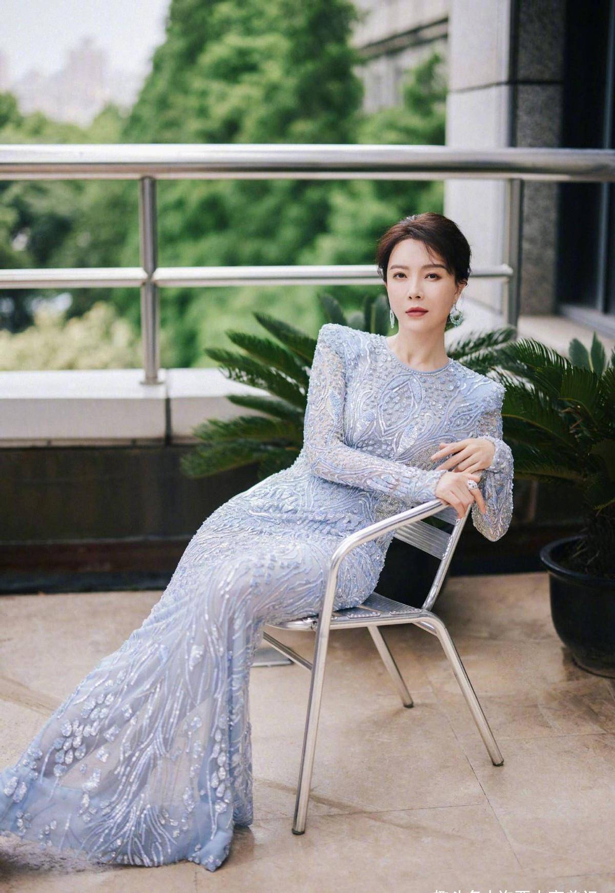 陈数真是深藏不露,穿流光裹身长裙亮相,s型曲线让人看呆了_气质_方式