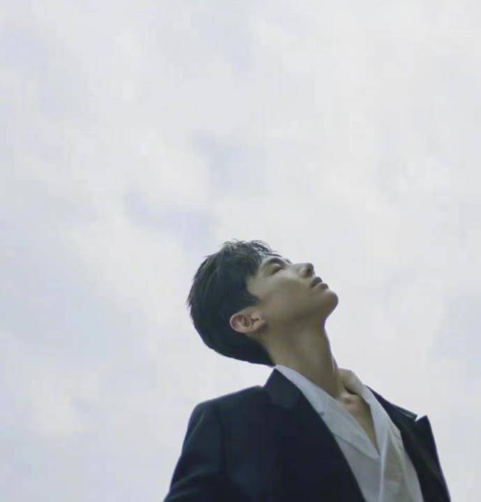 白敬亭黑白正装成熟稳重写真图片,有点美男子的感觉了_黑色_外套_颜超