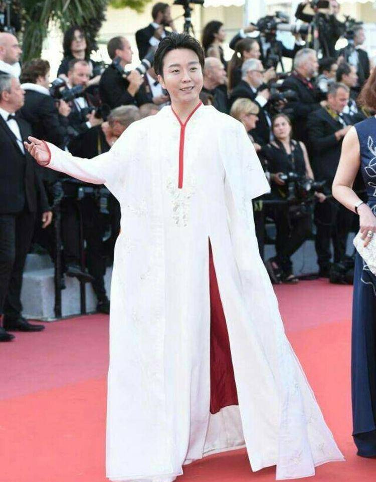 40岁李玉刚出席活动,穿一袭中国风汉服,成全场亮点!_白色_造型_古风