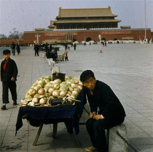 70年代的北京：天安门广场卖萝卜没城管赶，中学女生可以上游泳课
