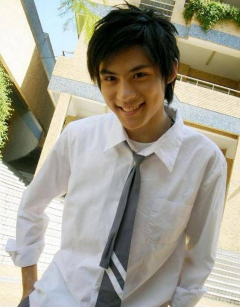 他3岁就接拍广告,16岁出道至今不红,曾和兄弟抢女人被打进医院_陈奕