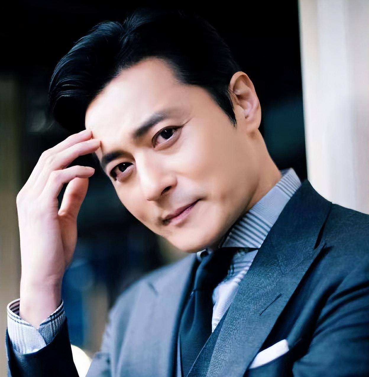 张东健因丑闻沉寂近三年,首度与老婆合体秀恩爱,50岁颜值很能打