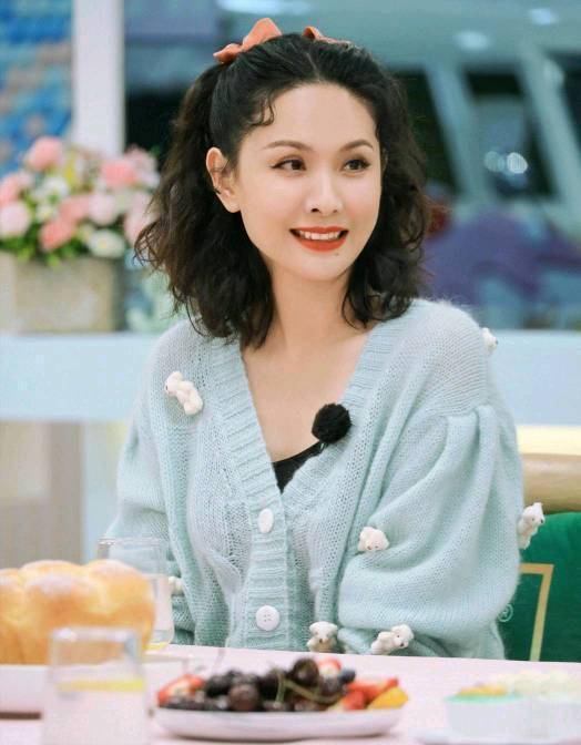 程莉莎被郭晓冬宠成公主,穿针织衫像小姑娘,头上还绑了个蝴蝶结_服装