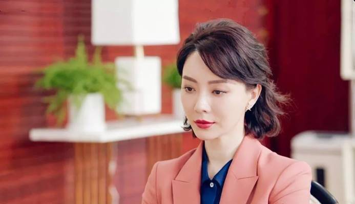 都说女人四十豆腐渣,但是陈数也是42岁的女人了,然而看剧的时候没有人