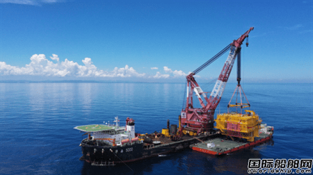 "华西5000"号起重船顺利完成国家电投揭阳神泉二海上升压站吊装施工