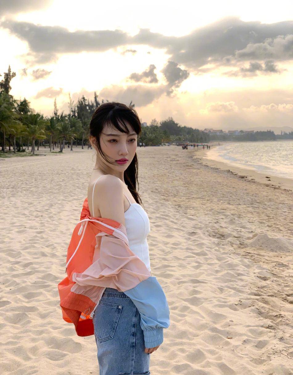 单身的李小璐真放飞,穿吊带露香肩,展现迷人笑容_时尚_身材_效果