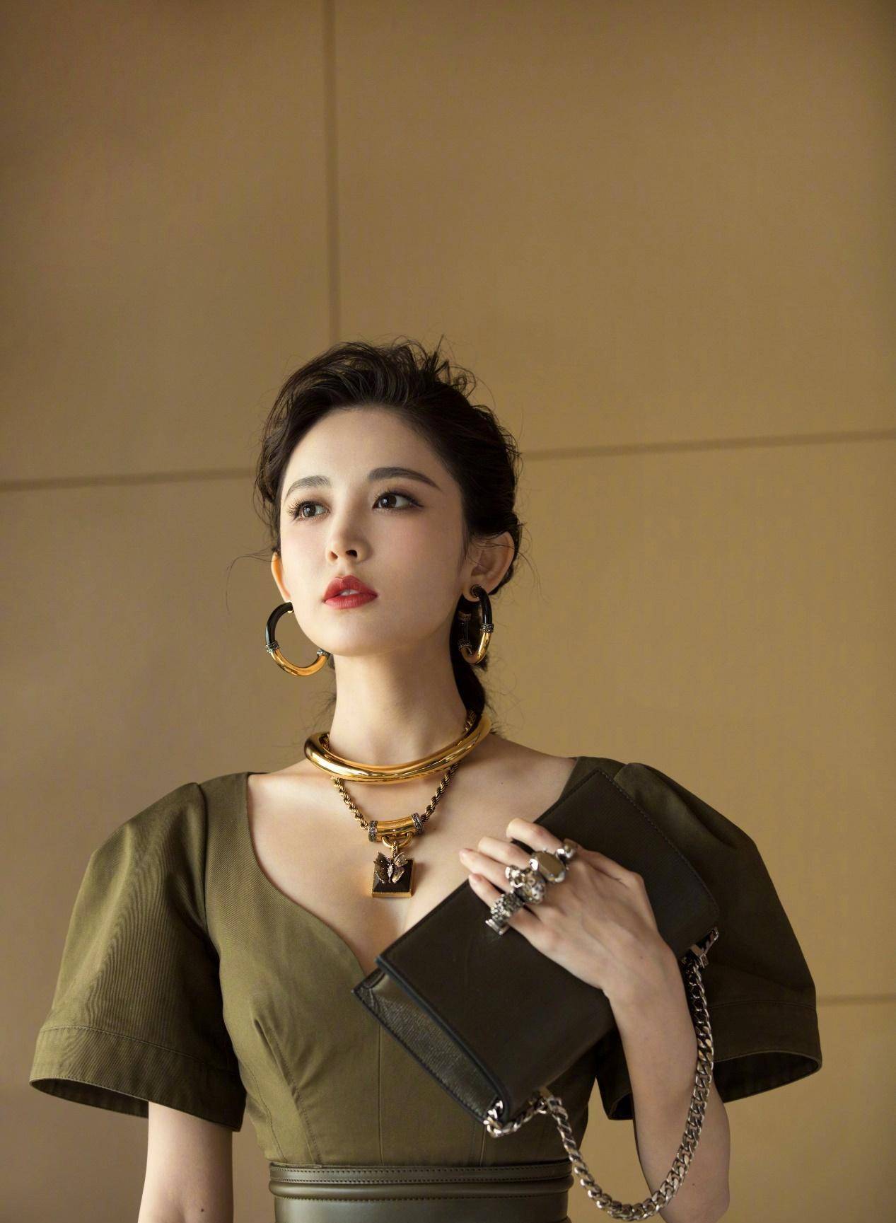 古力娜扎部落风格上演野兽派,黑金奢华衬托高贵气质,新潮 .