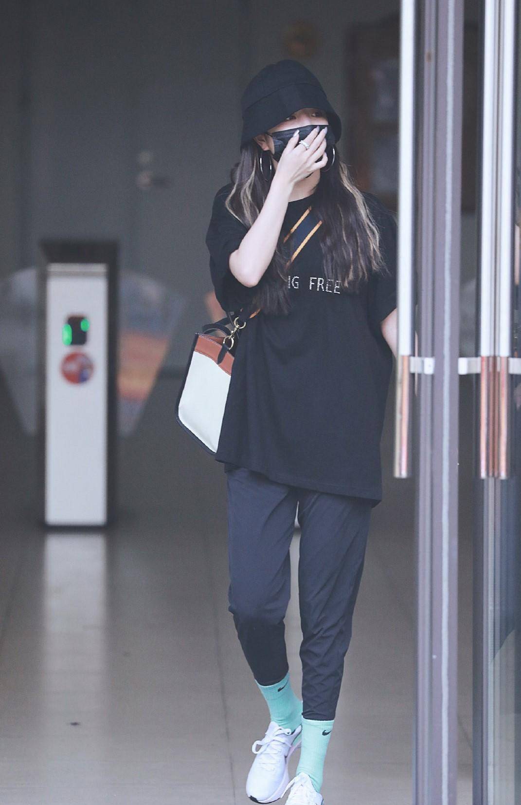 身高不高气场两米,小个子女生穿搭范本_包包_黑色_白色