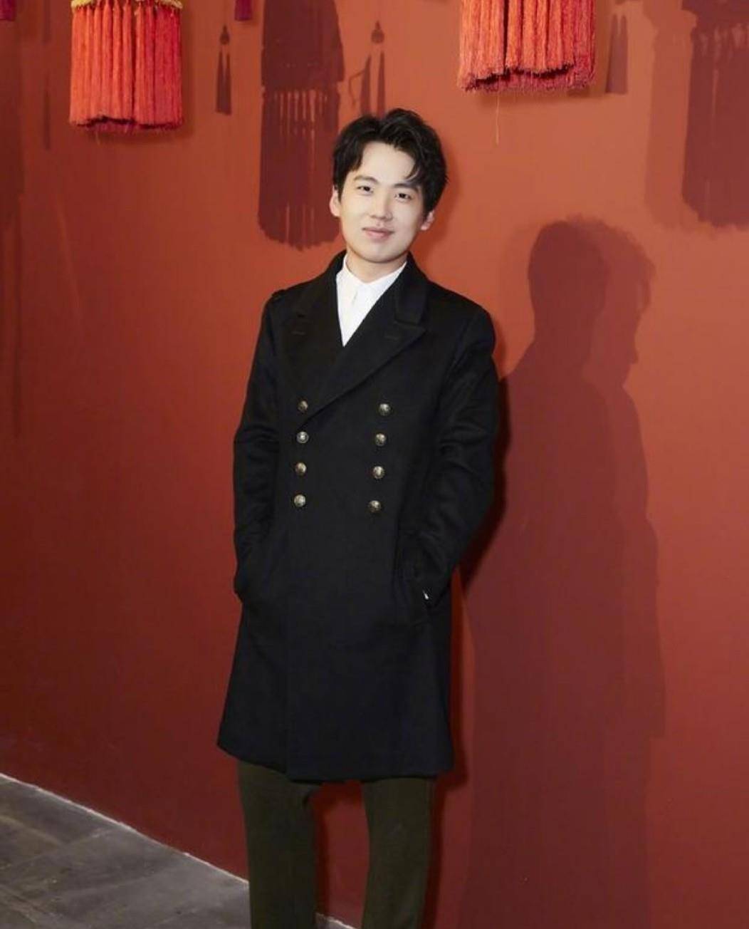 郭麒麟穿白衬衫配西裤亮相,穿衣太有品位了,看着又帅了不少_时尚_造型