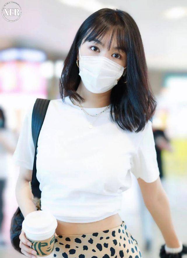 32岁李菲儿现身机场,白t配豹纹长裙优雅时尚,"柯基臀"太亮眼_身材