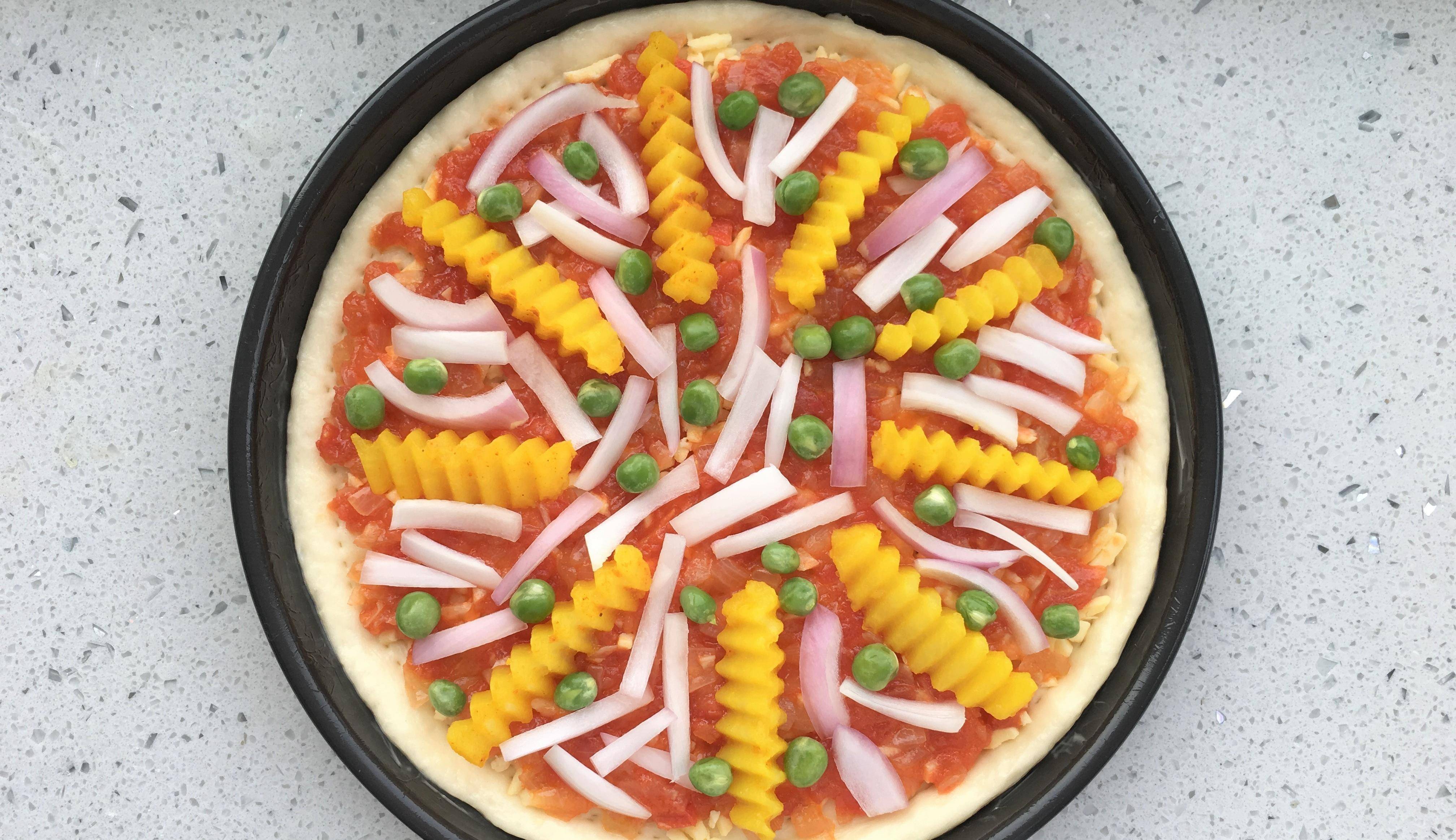 咖喱薯角披萨,你以为披萨上是玉米粒?其实是土豆!_洋葱_萨盘_烤箱