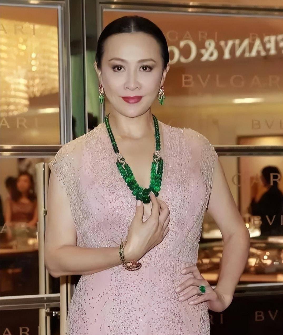 刘嘉玲:住4亿豪宅戴千万珠宝,为何舒淇只用个马桶便砸掉重装?