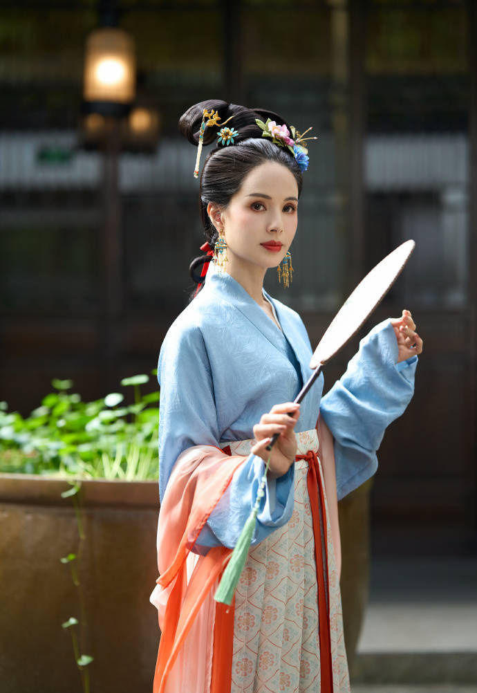 李若彤晒宋代仕女图仿妆写真 手持团扇妆容华丽-搜狐大视野-搜狐新闻
