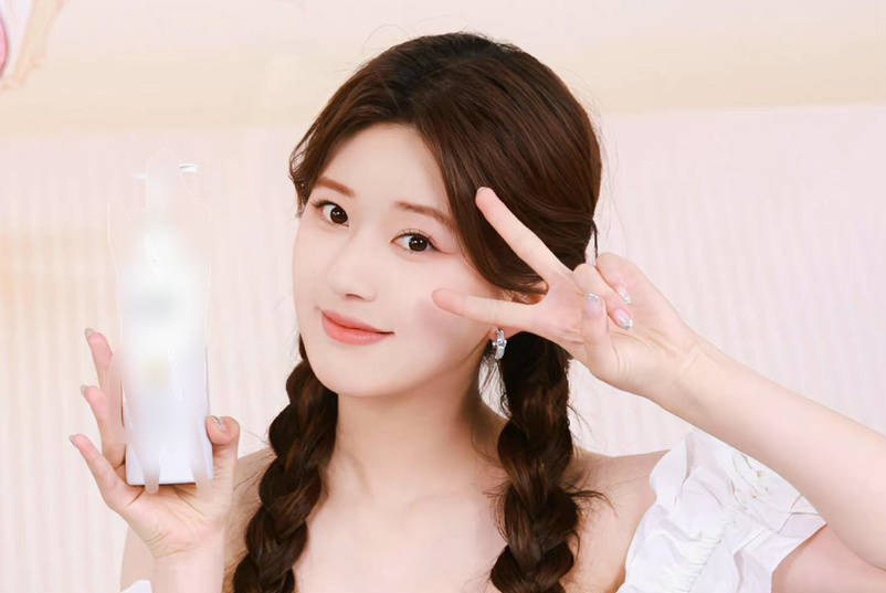 赵露思直播造型曝光 扎双麻花辫对镜比耶笑容甜美-搜狐大视野-搜狐