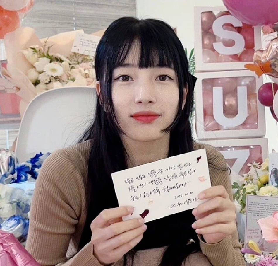 裴秀智齐刘海公主切造型庆生嘟嘴卖萌少女感满满