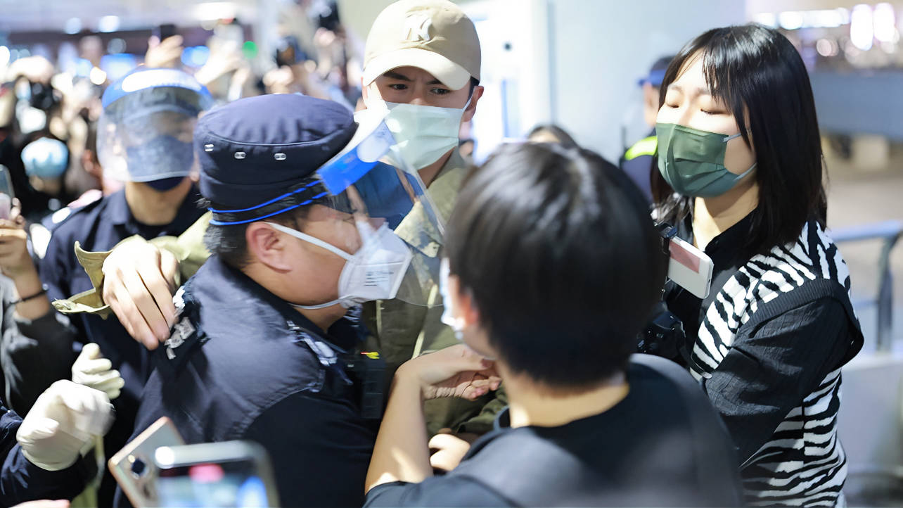张云龙机场劝架保安和粉丝 网友称赞有偶像担当-搜狐大视野-搜狐新闻