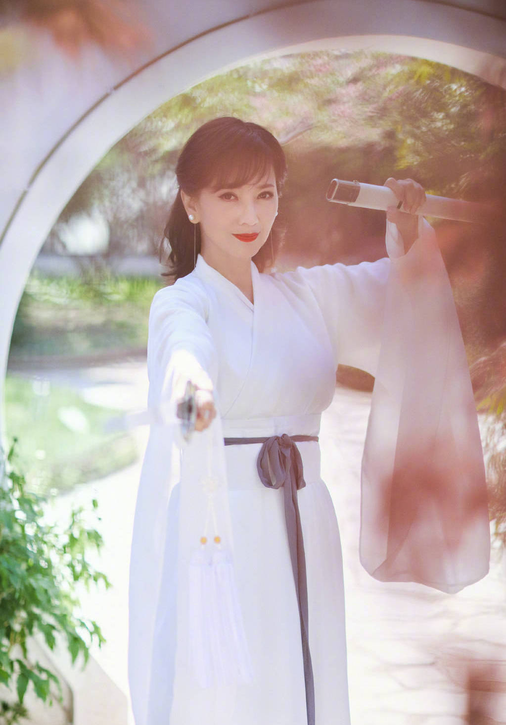 赵雅芝一袭白衣梦回白娘子 手拿宝剑舞动似侠女-搜狐大视野-搜狐新闻