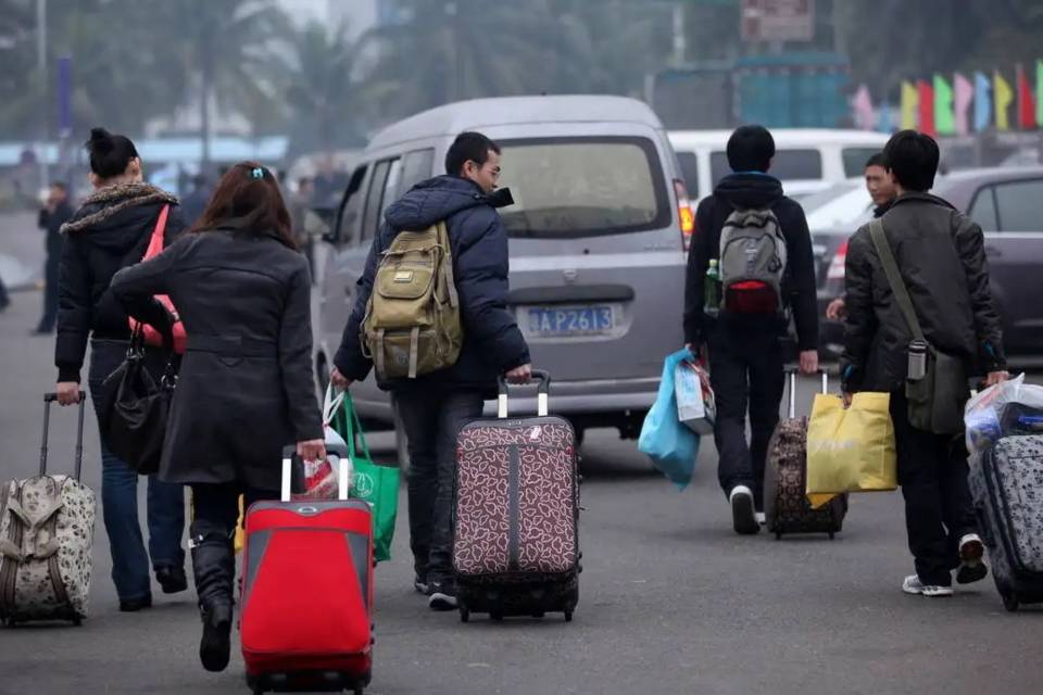 少小离家老大回，未来大舞台属于县城农村_办公_影响_年轻人
