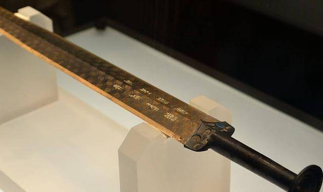 “越王”“越王勾践宝剑出土可划破18层纸”，原因在于这些古代工艺