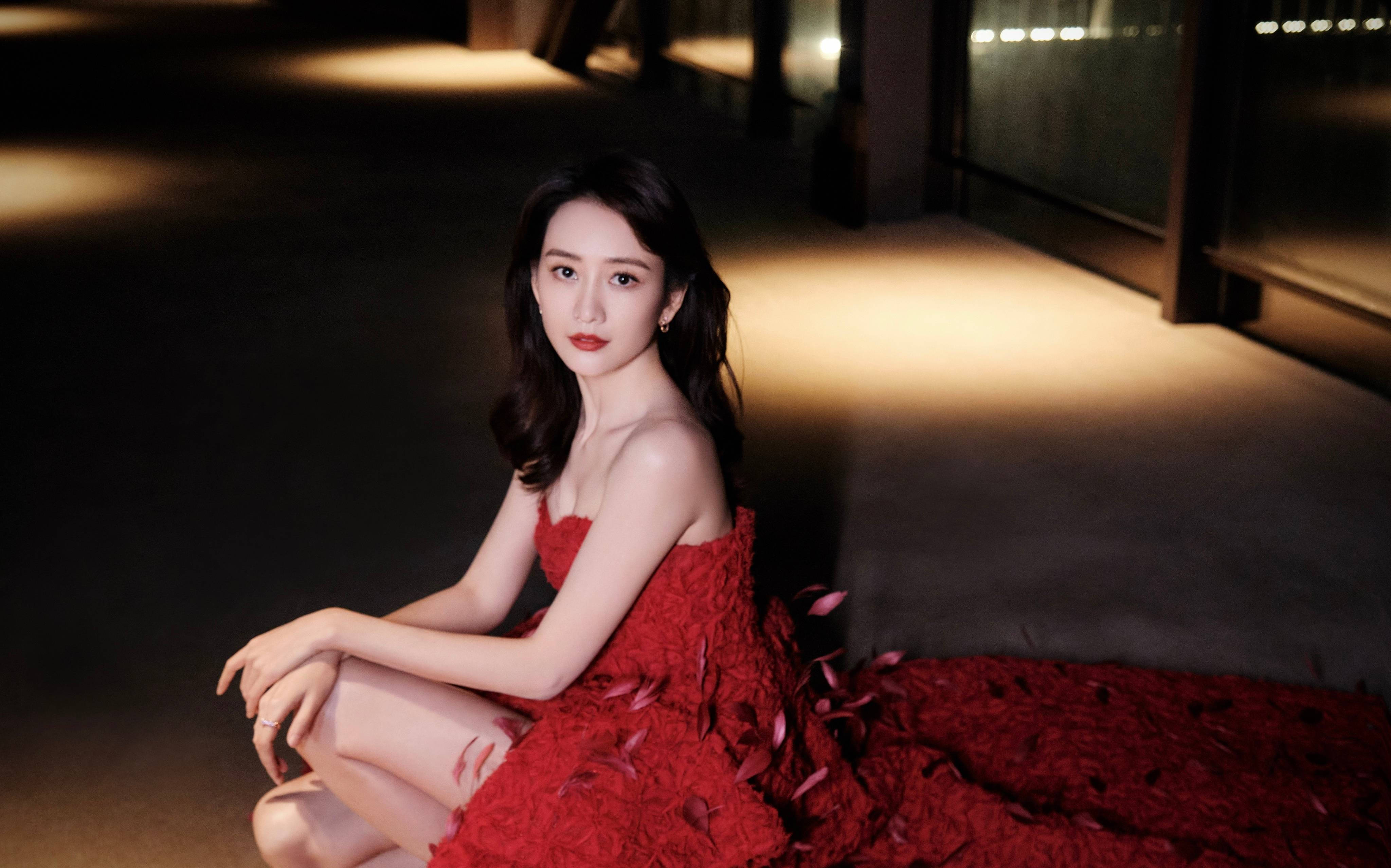 王鸥穿红色羽毛长裙秀天鹅颈 长发红唇尽显熟女风-搜狐大视野-搜狐新闻