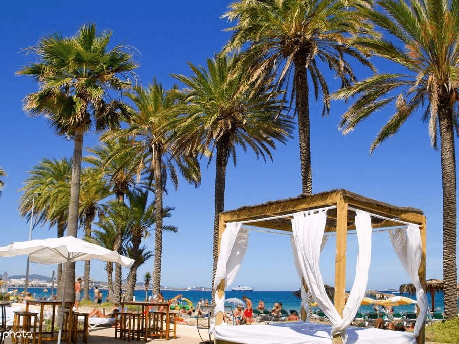 西班牙第一处天体海滨浴场所在地伊比萨岛