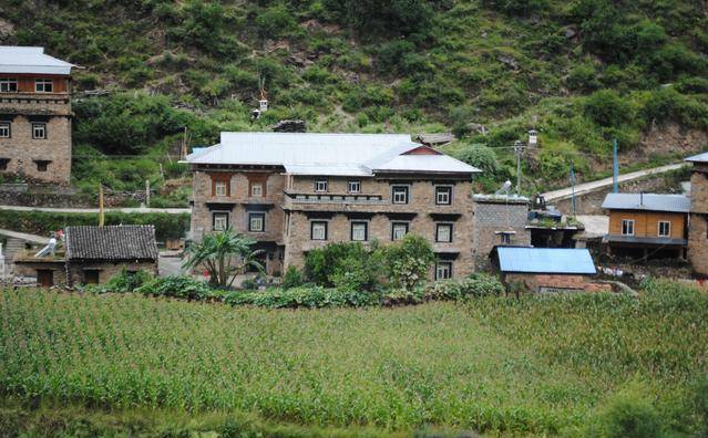 四川甘孜小山村的藏地风光