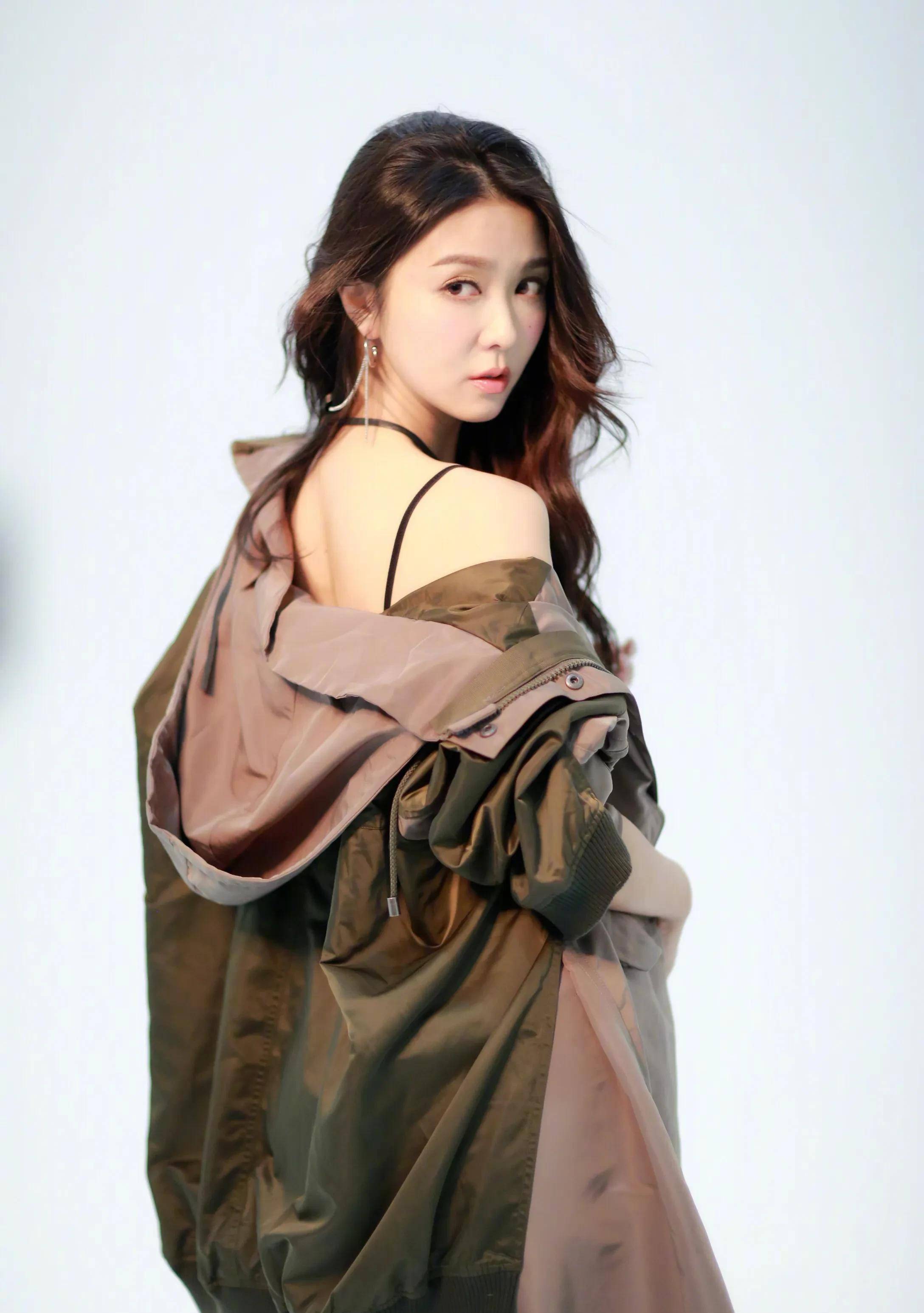 薛凯琪fiona sit,1981年生,香港女歌手,演员,毕业于香港城市大学.