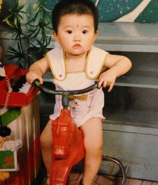 话说,张予曦小姐姐的童年照,真是太帅了,眼睛好大啊,像个小男孩~好啦