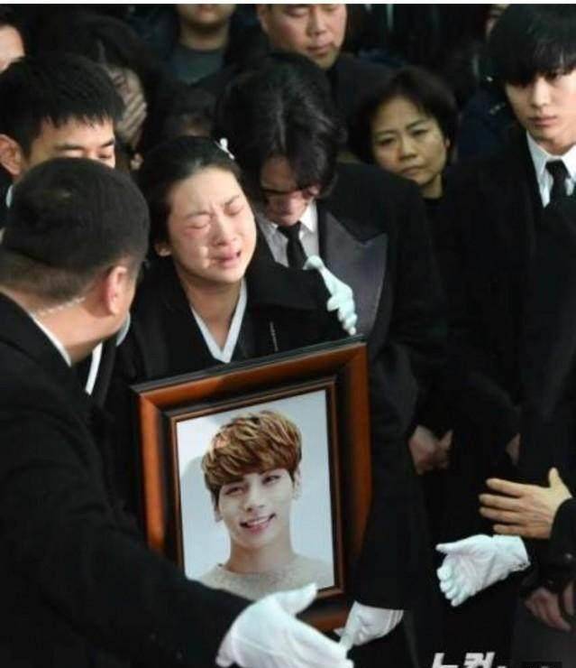 钟铉出殡,女艺人冲到前排并频繁看镜头,被指恶意抢镜_yeri_泰妍_新歌