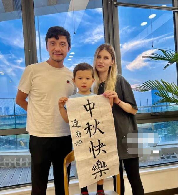 大连人谢辉带着妻儿来到动物园,一家三口其乐融融,混血儿子难得露脸