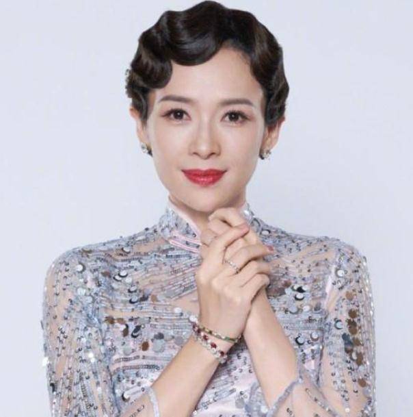 章子怡久违更新近照,盘发配旗袍超美,惊艳众人_身材_容貌_穿着