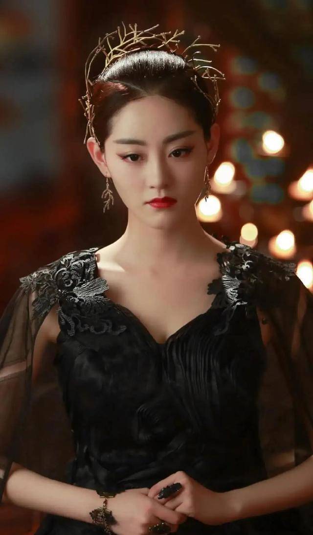 真是美感十足了,祝绪丹跟迪丽热巴,黄梦莹一样也是嘉兴旗下的小花之一