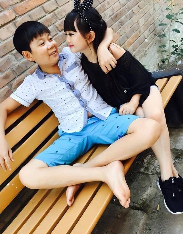 "袖珍女子"杨萍:30岁的年纪10岁的容颜,19年嫁给男友步入婚姻_父母