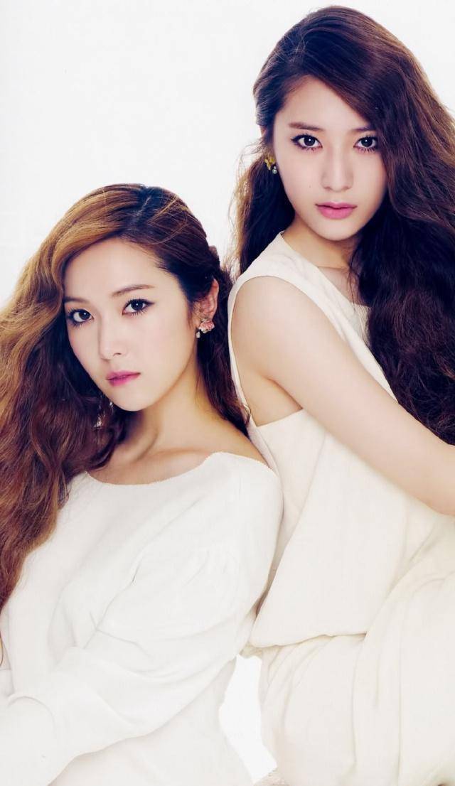 郑氏姐妹花时隔5年,再出发录制综艺秀,颜值不变双腿差距明显_姐姐